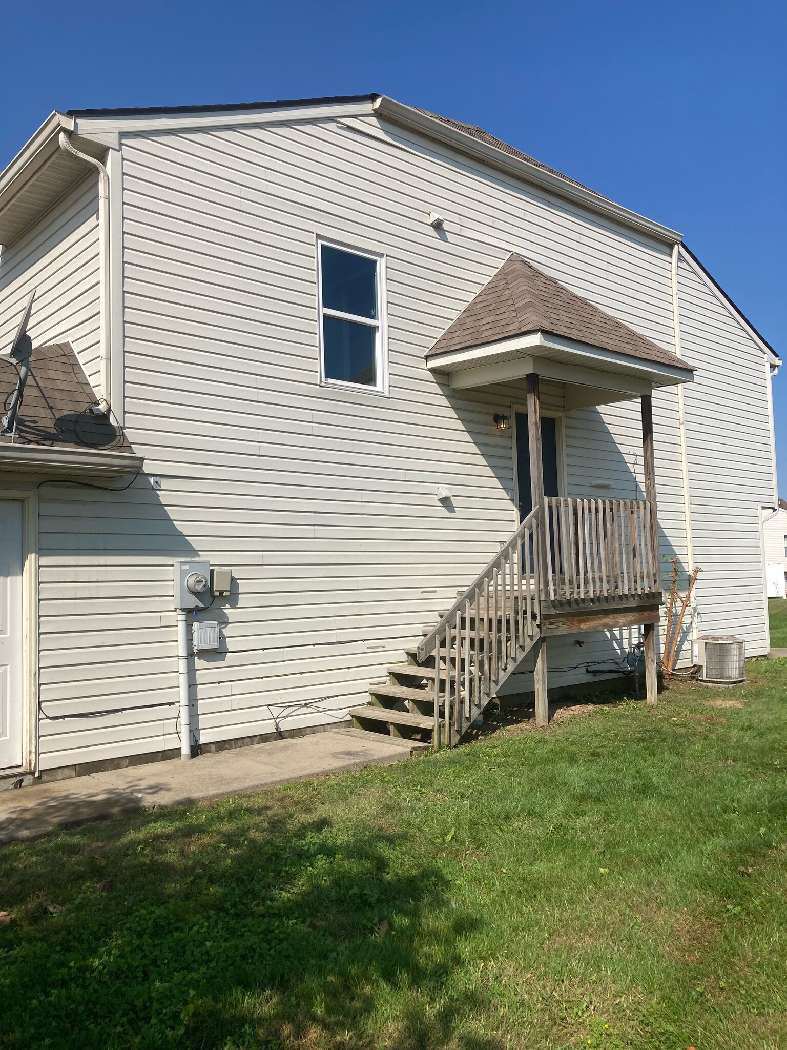 Stairs leading up to the entrance - 1080 Fairlane Ct