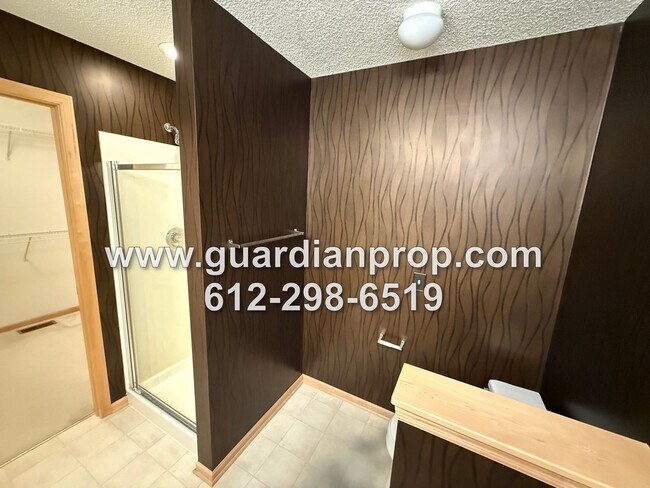 Building Photo - Townhouse in The Lakes of Blaine Available Now, Large Open Floor Plan, Lower Office, Large Balcony