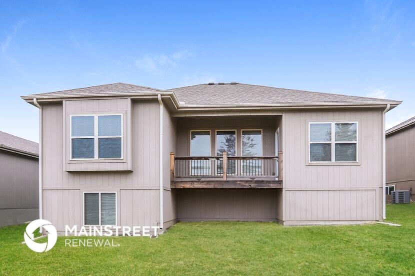 Building Photo - 211 NE Kim Ct