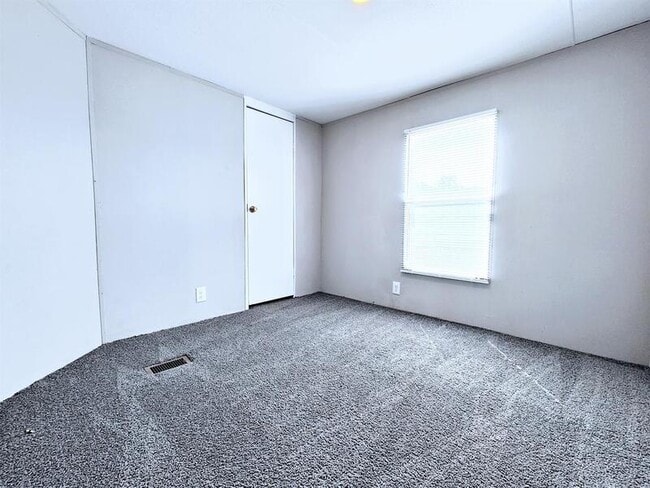 Building Photo - 212 Sunshine Dr