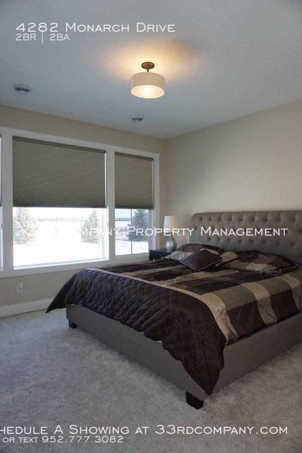 Building Photo - Easy Living, One-Level Woodbury Villa!