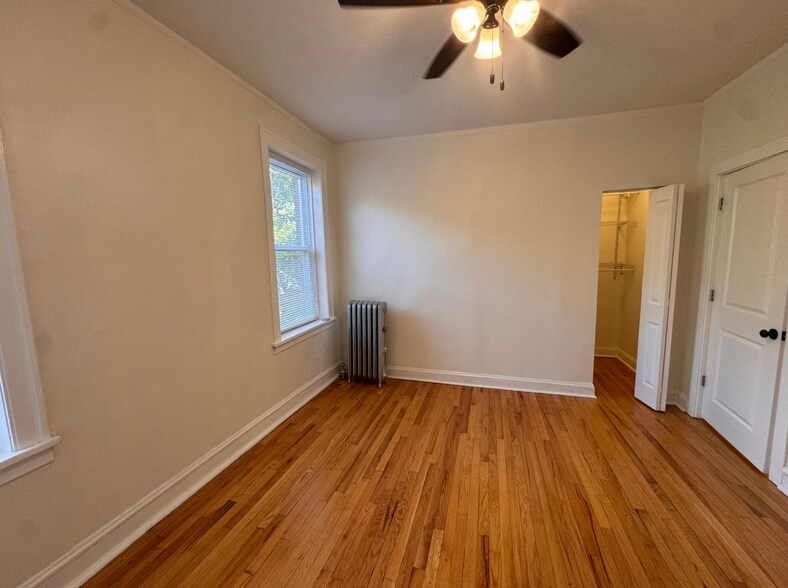 Building Photo - 6422 N Greenview Ave