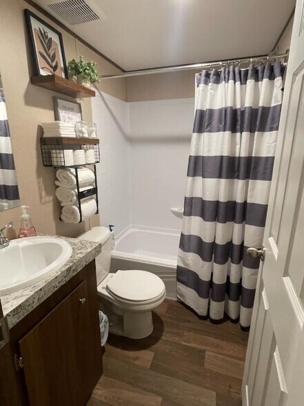 Guest bathroom located in the hallway between bedroom #2 and #3 - 203 Poplar St