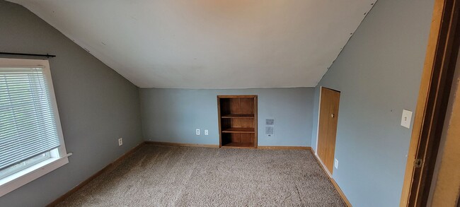 Building Photo - AVAILABLE JUNE 2025 - 4 Bed, 1 Bath, Near ...