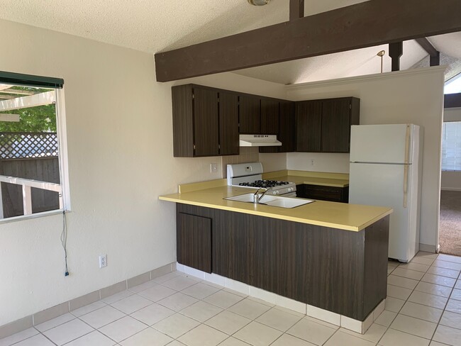 Building Photo - Close to Everything 4 bedroom, 2 Bath Hous...