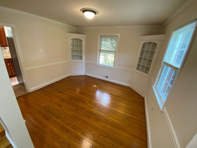 Building Photo - 3 Bed Brick Colonial Just Blocks from Red ...