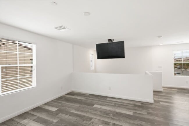 Building Photo - 3 Bed, 2 Bath Townhome Just Outside of Nel...