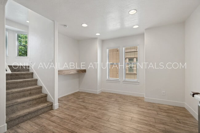 Building Photo - 345 W Park View Ln