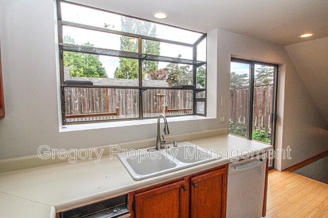 Building Photo - 9828 NE 137th St