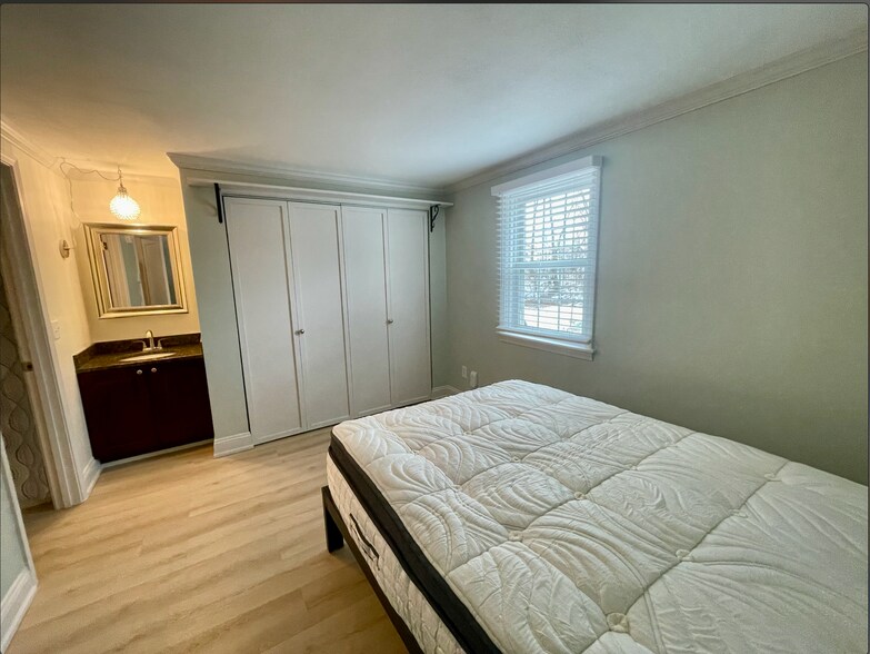 Building Photo - 125 Cricketbrook