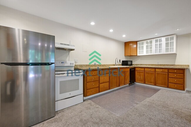 Building Photo - Expansive 4-Bedroom Sammamish Residence w/ Private Guest Suite & Included internet and landscaping.