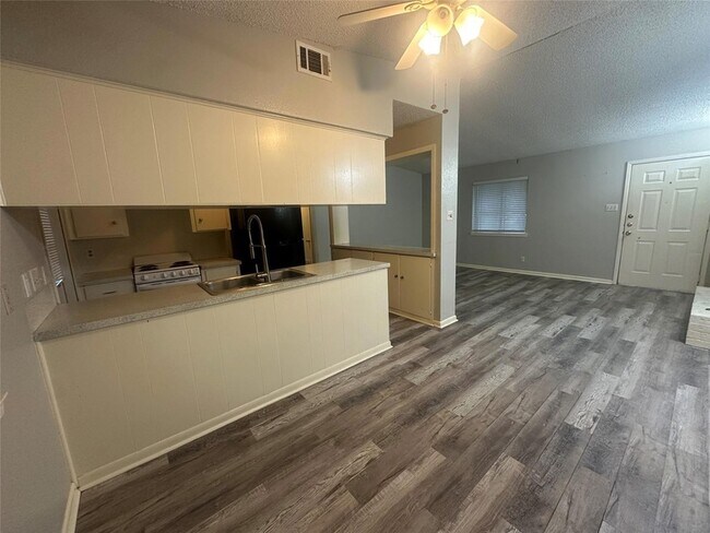 Building Photo - 8910 Little Walnut Pkwy