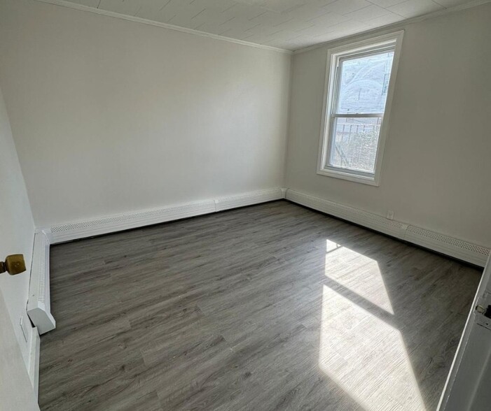 Room 1 - 1179 S Main St