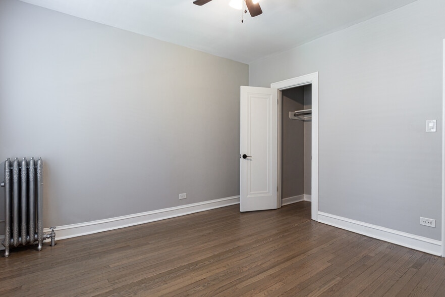 Building Photo - 1352 W Carmen Ave