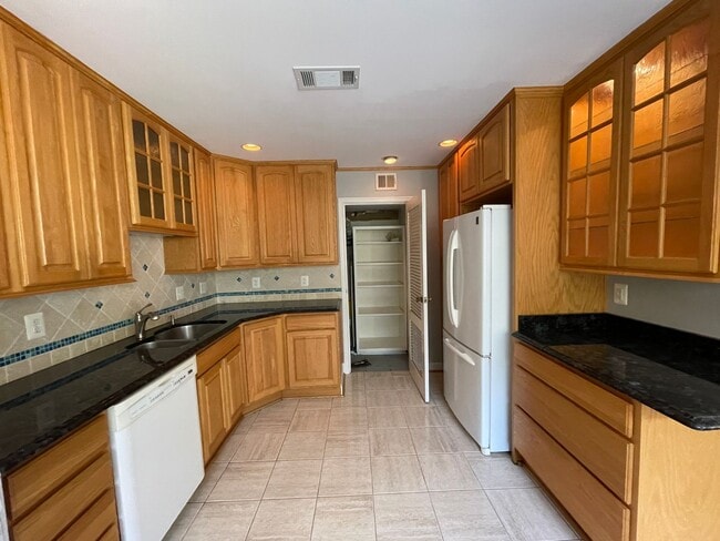 Building Photo - Cheerful 3 Bedroom 2 Bathroom With Office And Spacious Fenced Yard In Beautiful Pimmit Hills