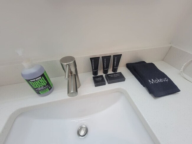 Building Photo - 221 Vine St