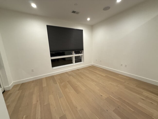 Building Photo - 946 Saratoga St