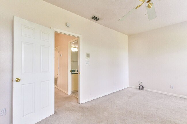 Building Photo - Beautiful Lake front home in West Kissimmee