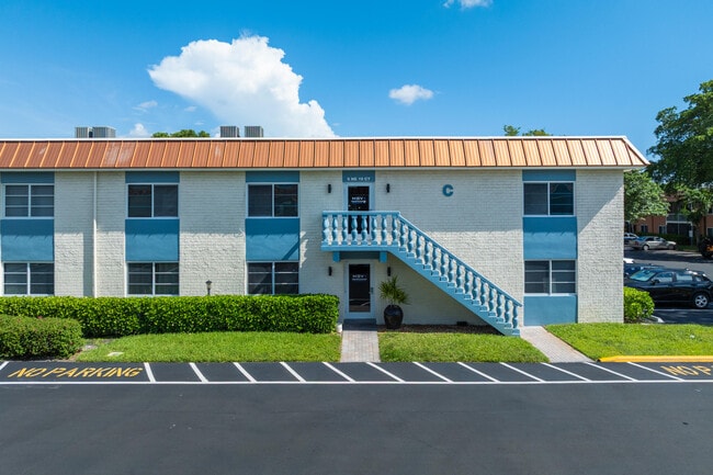 Building Photo - 9 NE 19th Ct
