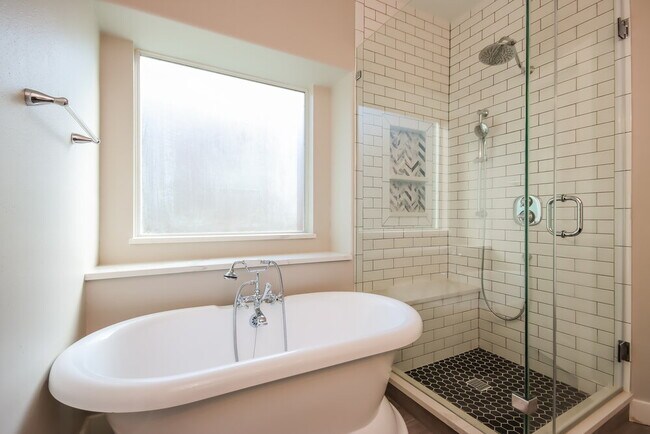 Building Photo - 28923 Hidden Lake W