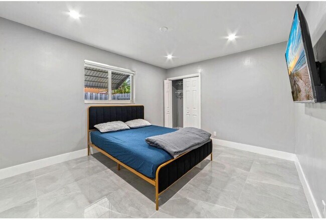 Building Photo - 4811 Hayes St