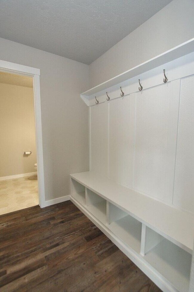 Building Photo - Spacious Home w/Open Floor-Plan