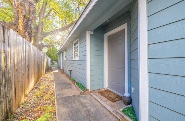 Primary Photo - 305 N Ennis St