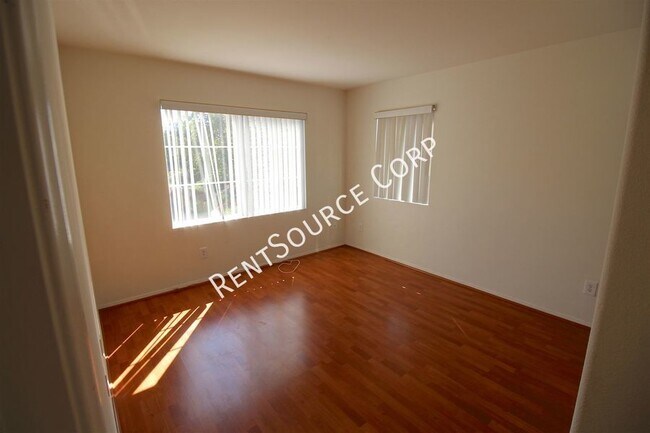 Building Photo - 3 Bedroom Townhome For Rent in Canyon Park...