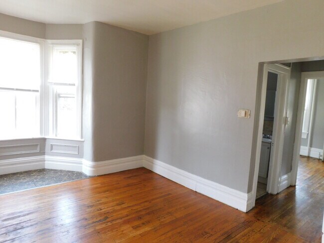 Building Photo - Spacious 1 Bedroom Apartment in Great Location