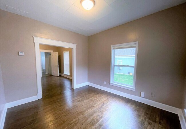 Building Photo - COMING SOON- 2 Bed 1 Bath Home!