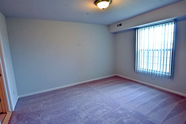 Building Photo - 2-Bedroom, 2-Bath with Att. Garage in Shel...