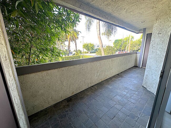Building Photo - Beautiful 2-Bed, 2-Bath Winnetka Condo – S...