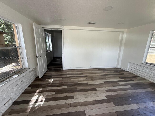 Building Photo - 2813 Dewey St