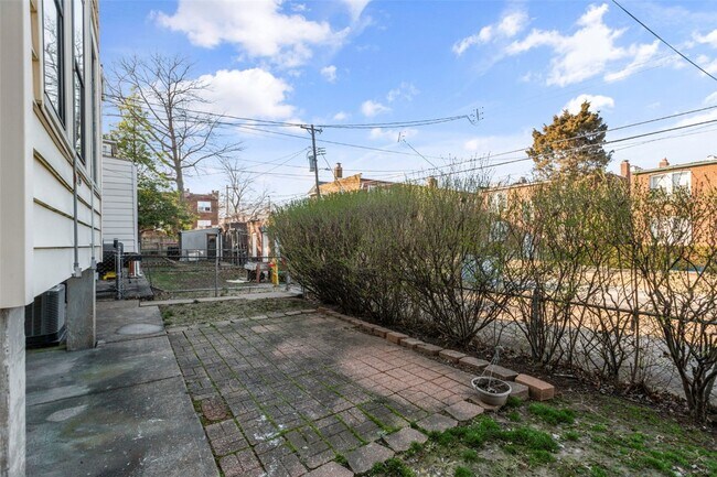 Building Photo - 4989 Tholozan Ave