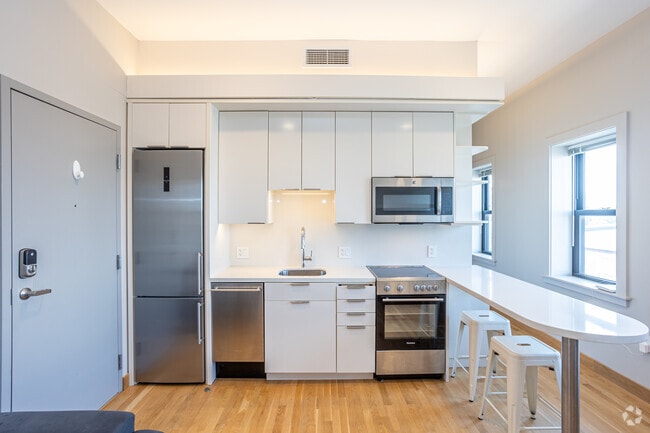 1BR, 1BA, 485SF - Kitchen - 115 Mt Auburn (Fully Furnished)