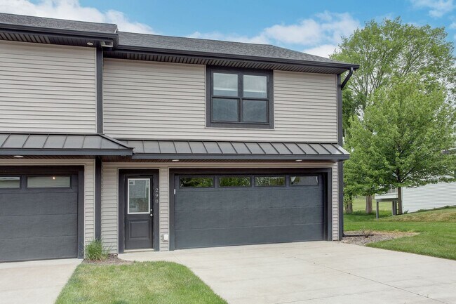 Building Photo - Spacious 2 Bed/2 Bath Condo in Prime Location