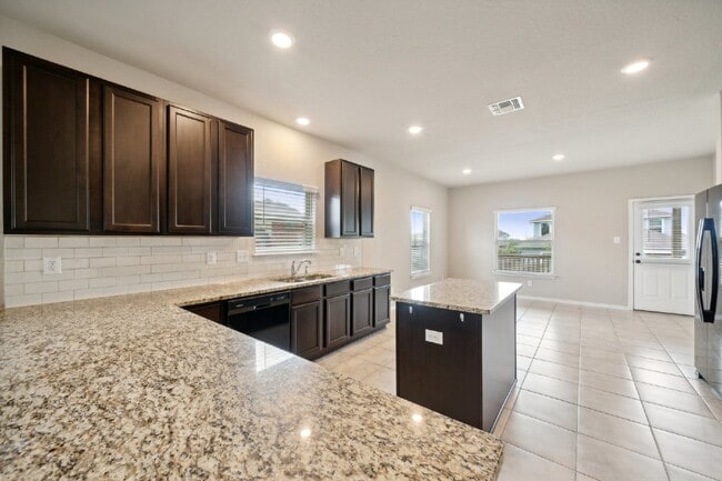Building Photo - Price Improvement! This 4 bed, 2.5 bath ho...