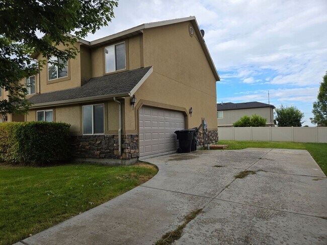 Building Photo - Beautiful 4 Bed, 2.5 Bath Townhome in Prim...