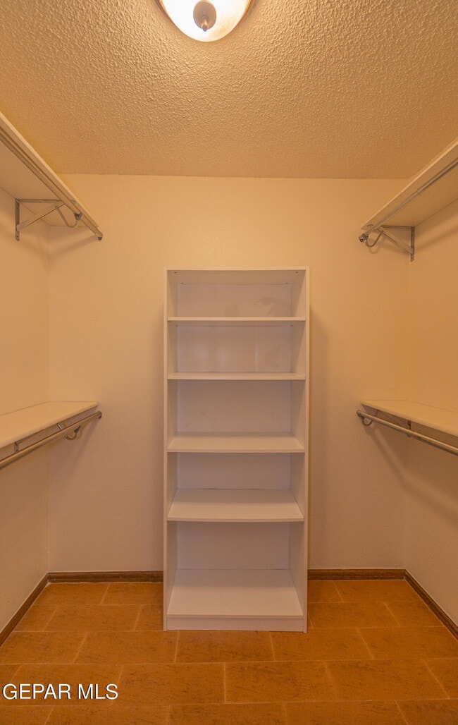 Building Photo - 6851 Ridge Top Dr