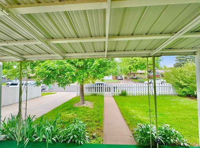 Building Photo - Immaculate, Updated, & Bright Home in West...