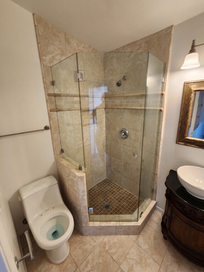 Building Photo - 702 N Paulina Ave