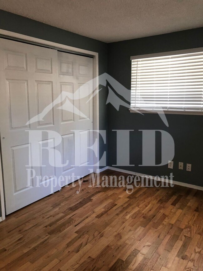 Building Photo - Central Kitsap Rambler 3 Bed 1.5 Bath 2 car garage
