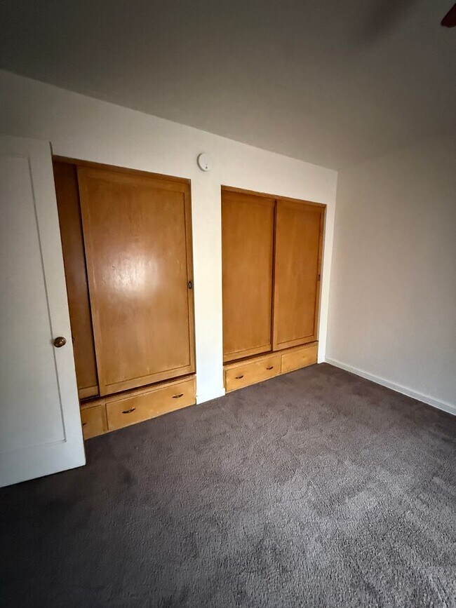 Building Photo - Very Large 1 Bedroom 1 Bathroom Home Available Now