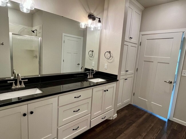 Building Photo - Large 3 Bed, 2 Bath in Beautifully Well-Ma...