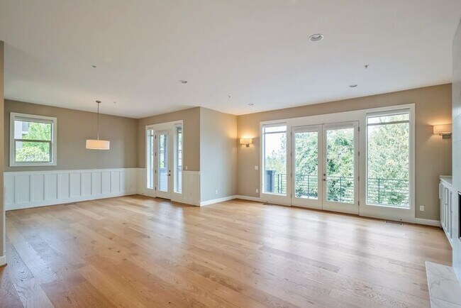 Building Photo - 307 NW Meridian Ridge Ct