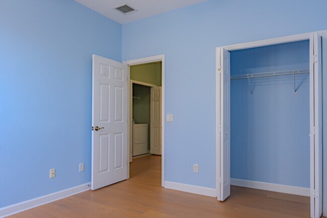 Building Photo - Modern 3-Bed Townhome with Garage & Patio in Casselberry – In-Unit Laundry, Central AC!