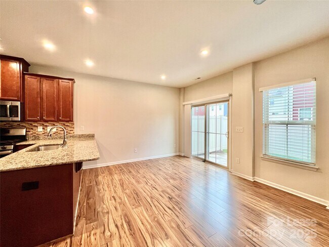 Building Photo - 310 Willow Wood Ct