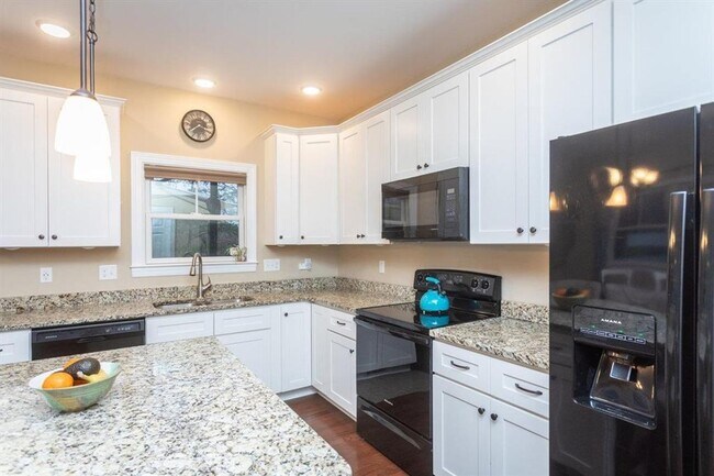 Building Photo - Spacious Townhouse with BONUS THEATER ROOM