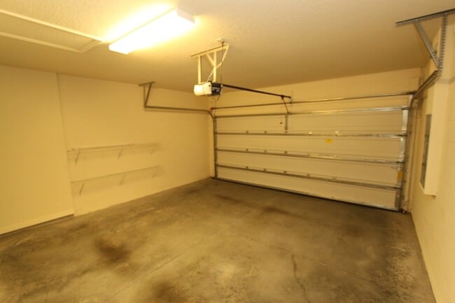 Building Photo - 1019 Wood Cv