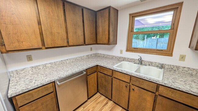 Building Photo - One level home with lots of character in Hillsboro.